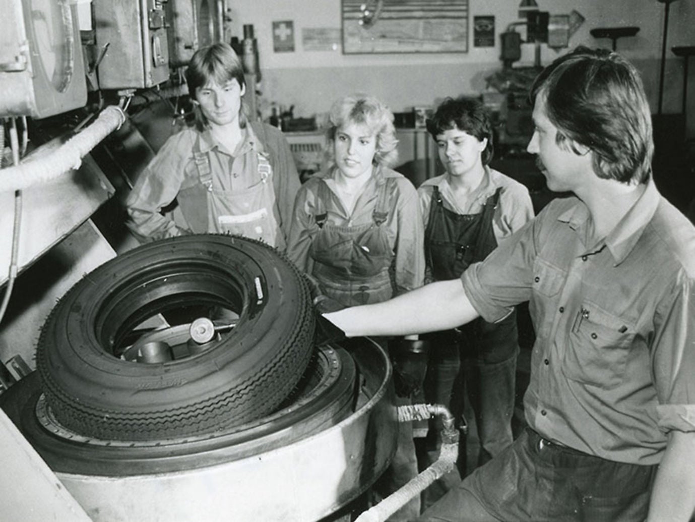 (foto antiga em preto e branco de pessoas dentro de fábrica de pneu da Barum)
