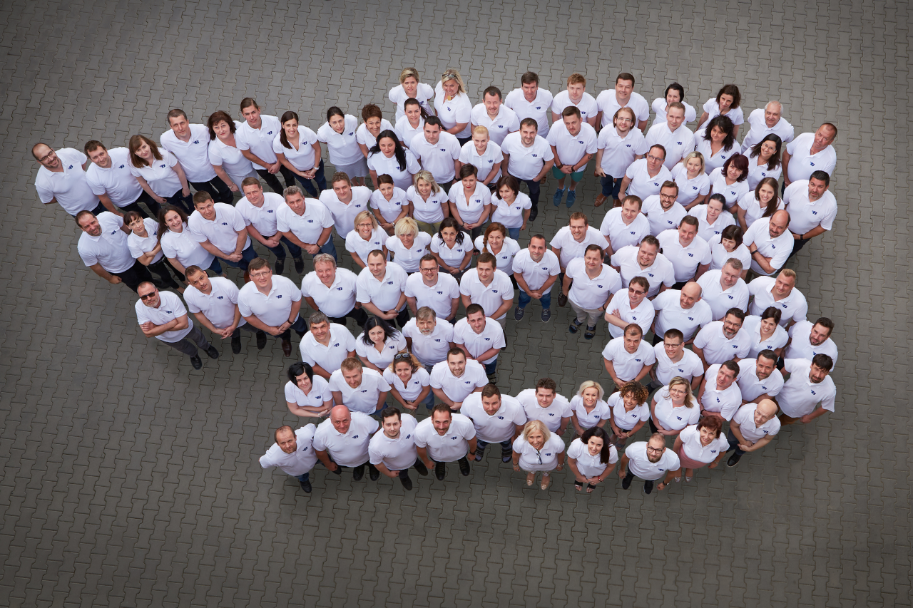 (foto aerea de equipe da Barum uniformizada)