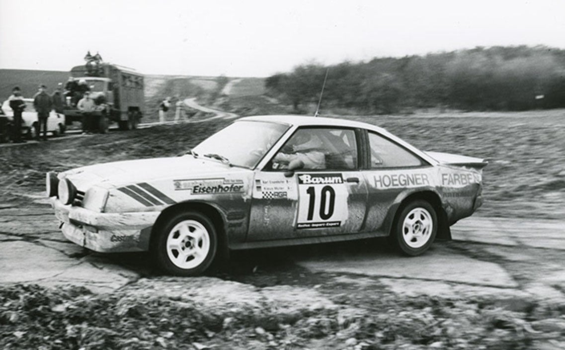 (foto em preto e branco de veículo adesivado com marca Barum durante rally)