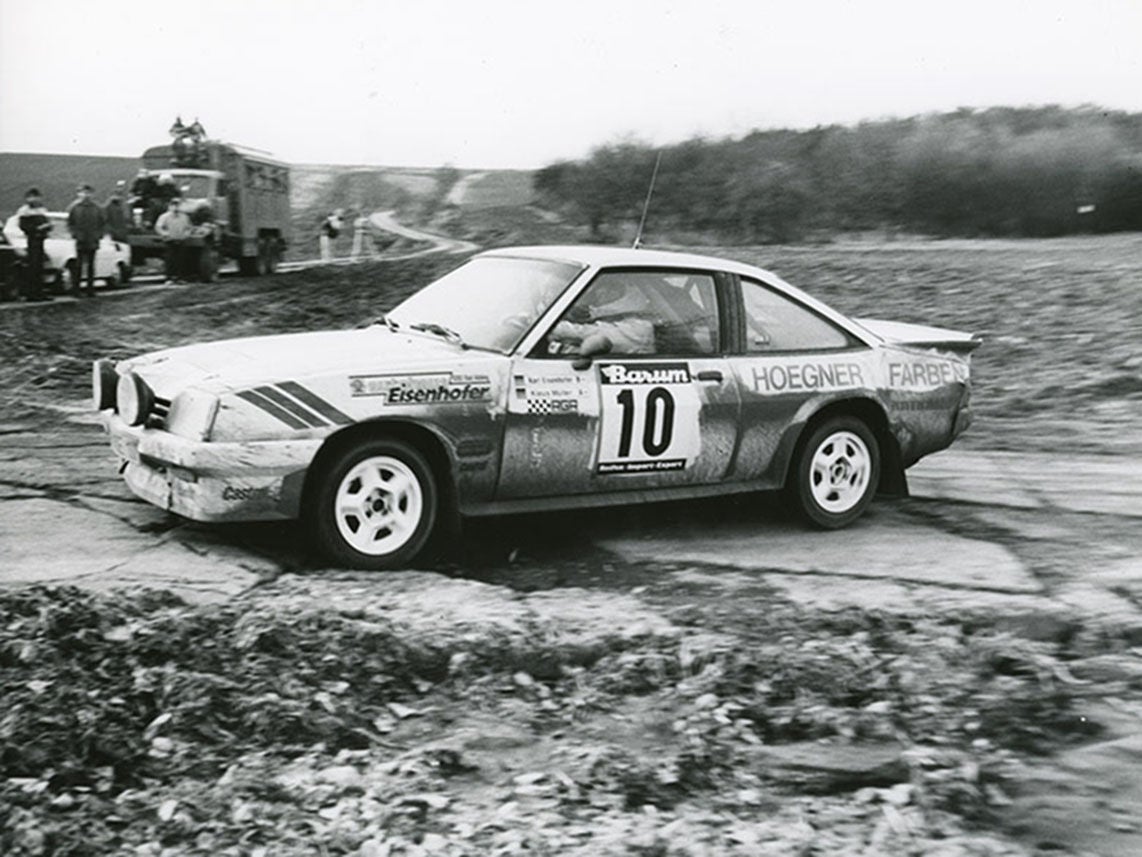 (foto antiga em preto e branco de carro com pneus Barum em rally)