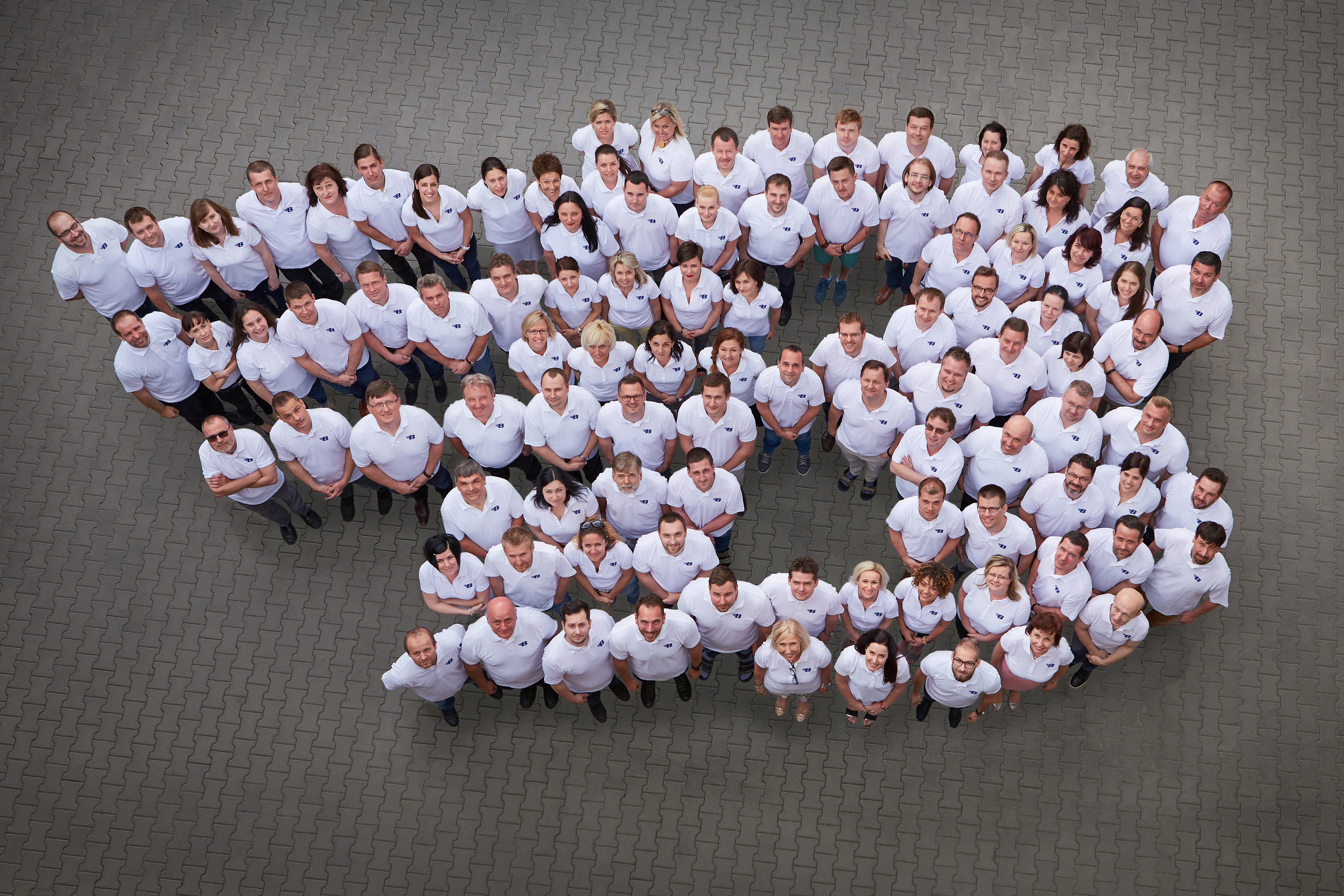 (foto aerea de equipe da Barum uniformizada)
